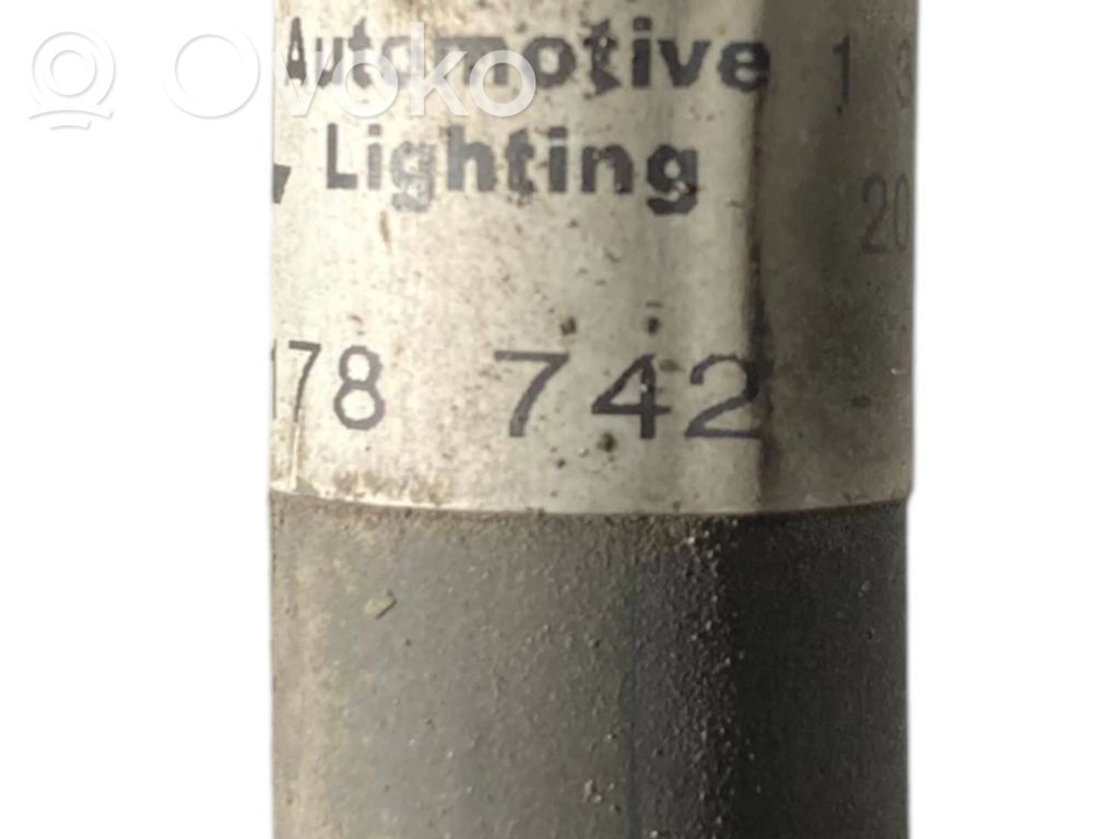 Lukturu mazgāšanas šķidruma trubiņa (-as)