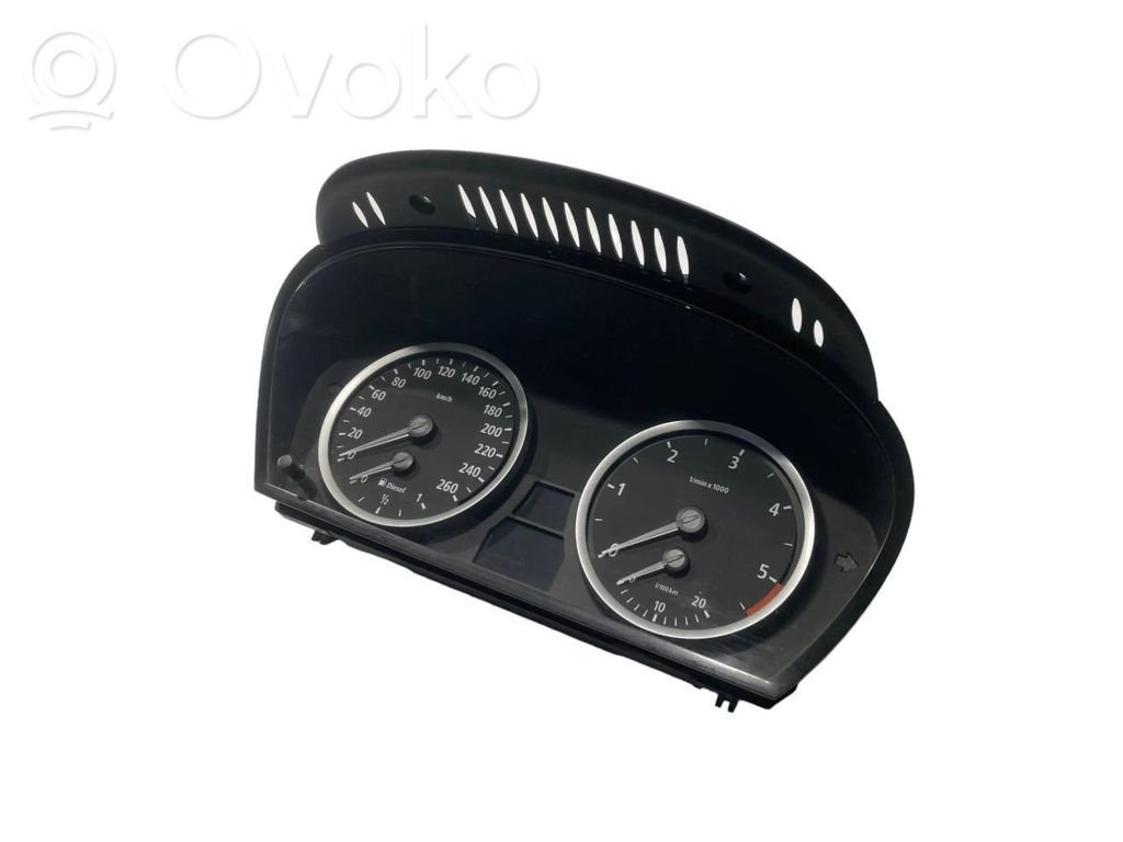 Speedometer (in the instrument panel)