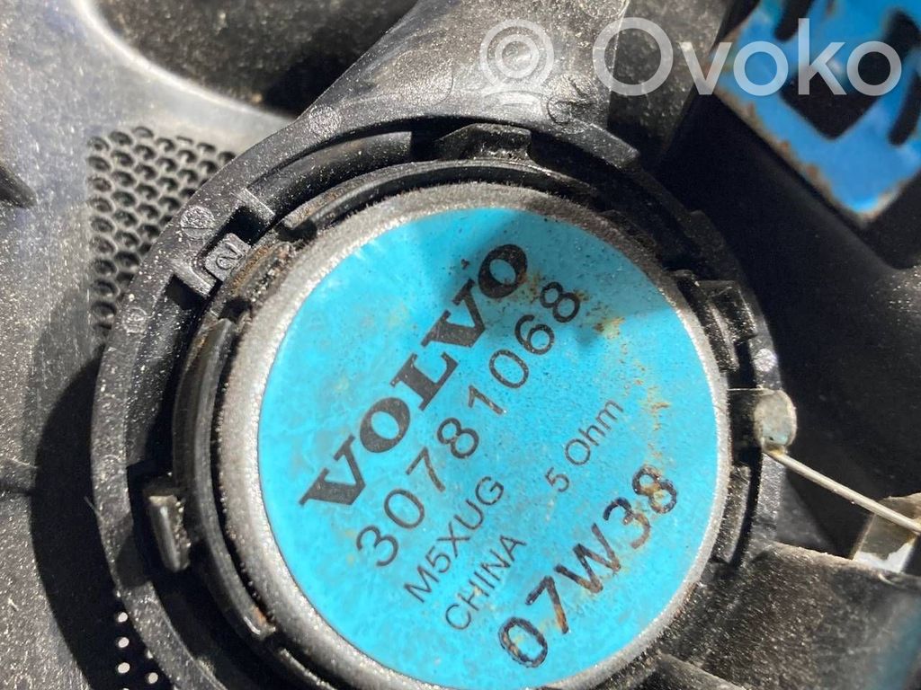 Skaļrunis (-i) priekšējās durvīs