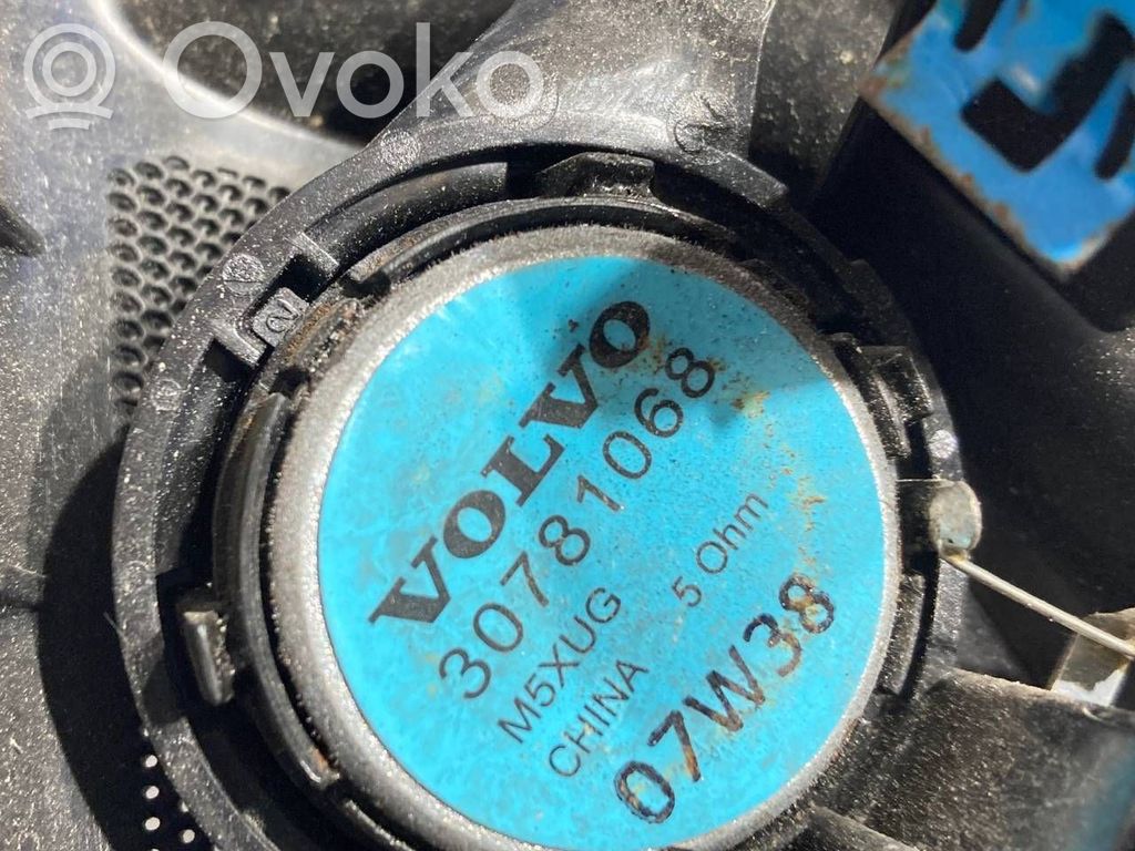 Skaļrunis (-i) priekšējās durvīs