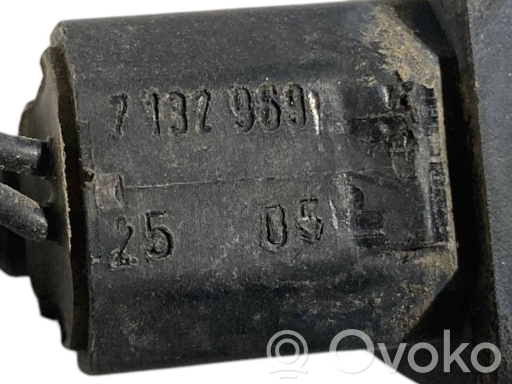 Mazgāšanas šķidruma smidzinātājs (-i) priekšējam logam