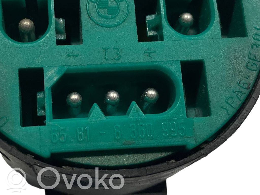 Speaker(s) in front door