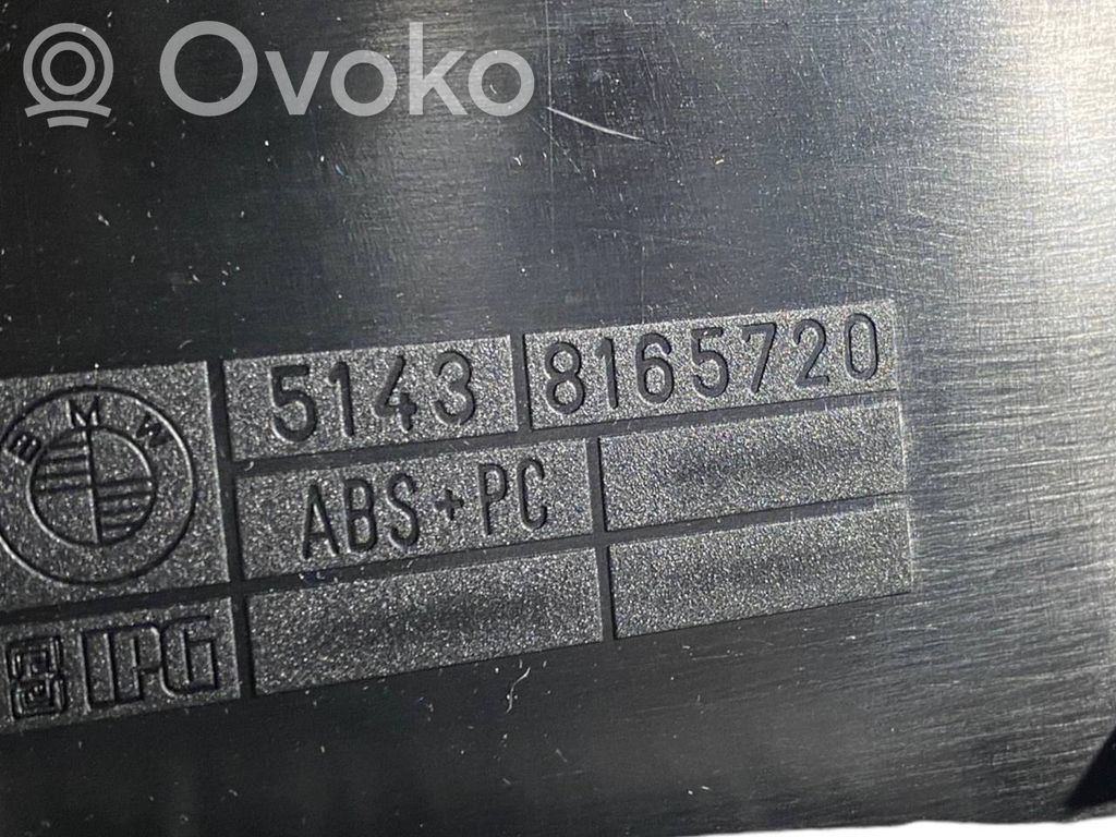 (C) statņa dekoratīvā apdare