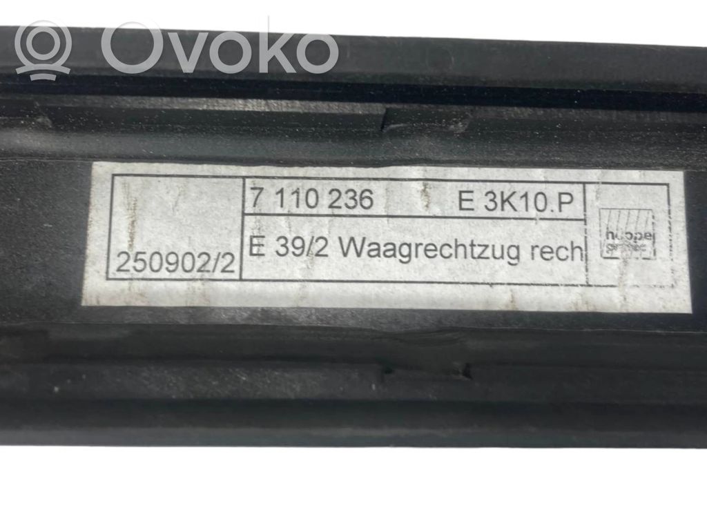 Aizmugurē logu aizkars