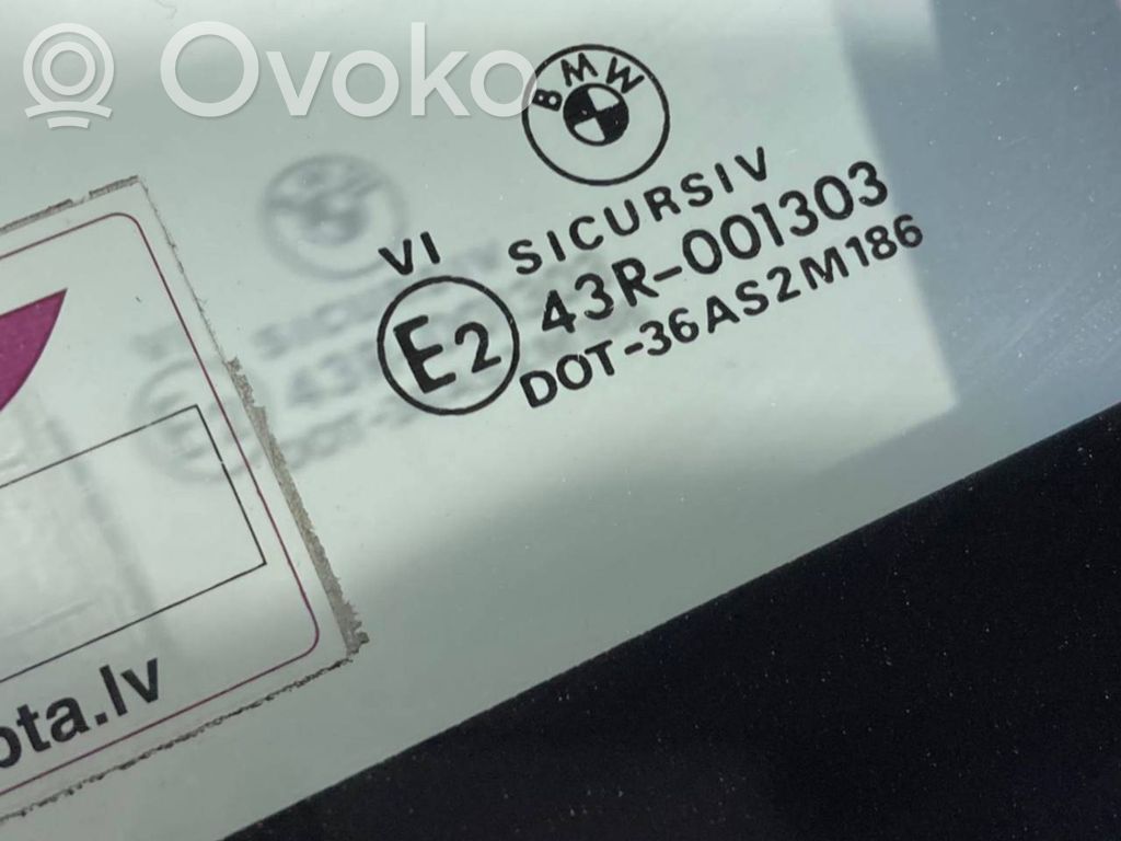 priekšējo durvju stikls (četrdurvju mašīnai)