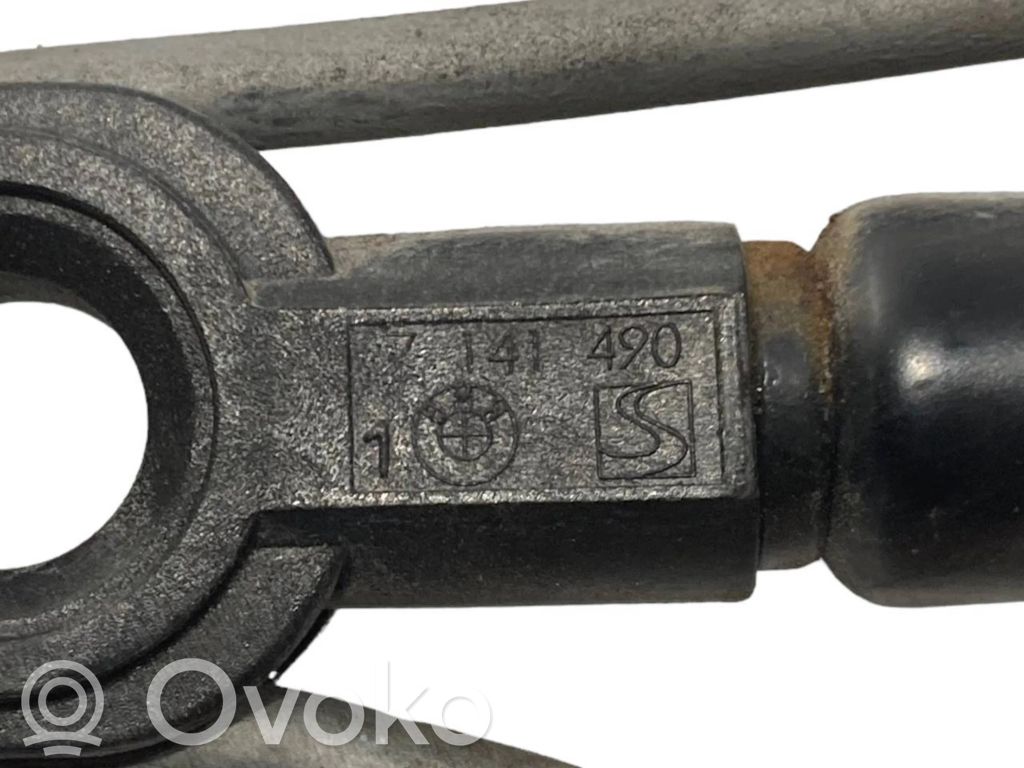 Aizmugurējā pārsega atspere (-es)