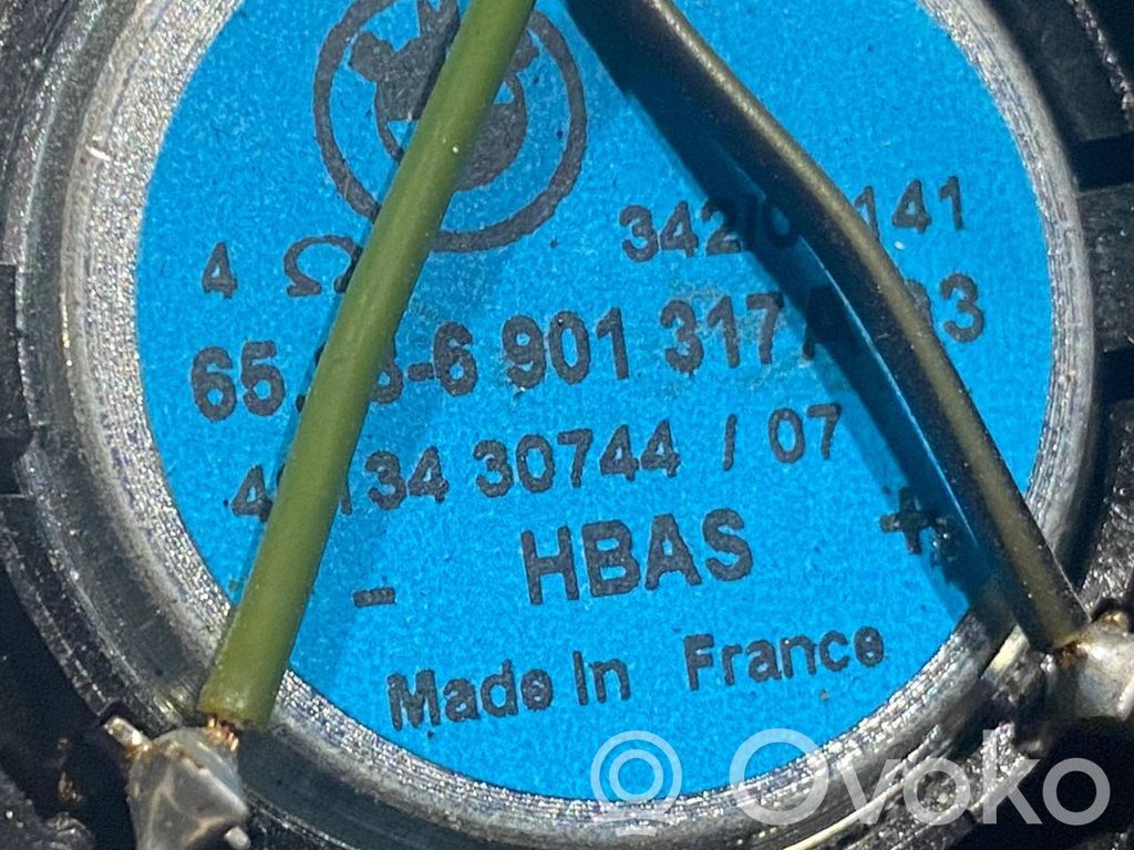 Skaļrunis (-i) pakaļējās durvīs