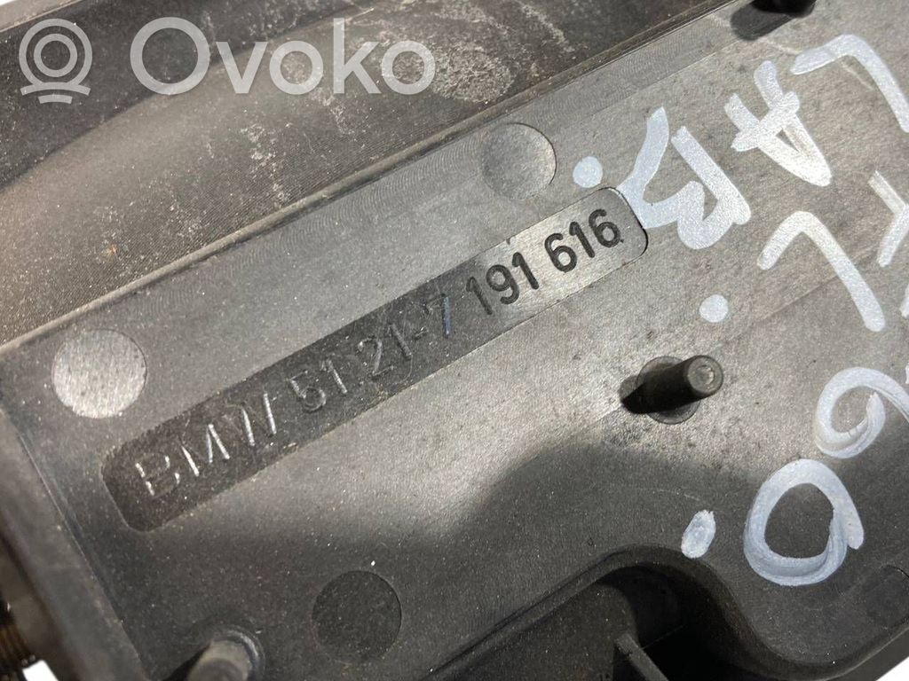 Priekšpusē turētājs / kronšteins ārējam atvēršanas rokturim