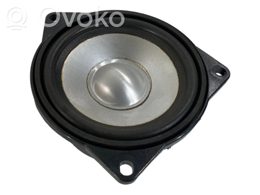 Speaker(s) in front door