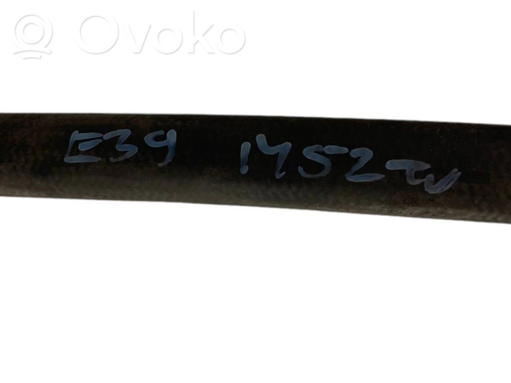 Caurulīte (-es) / šļūtene (-es)