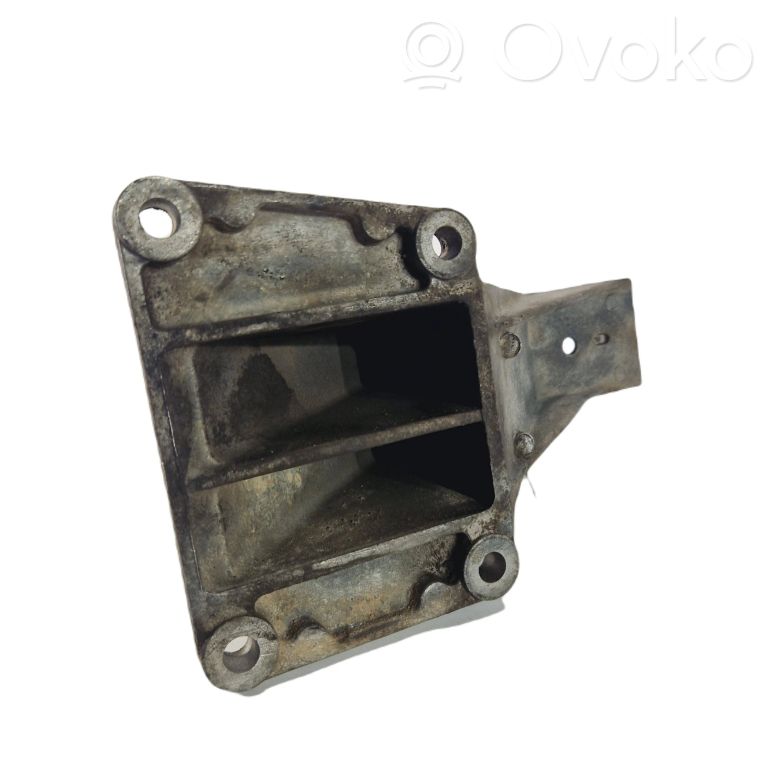 Engine mounting bracket