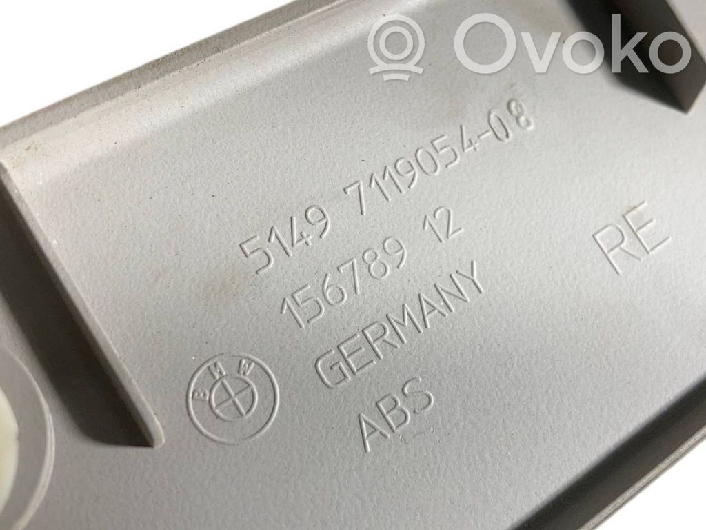 Augšējā dekoratīvā apdare (pie loga)