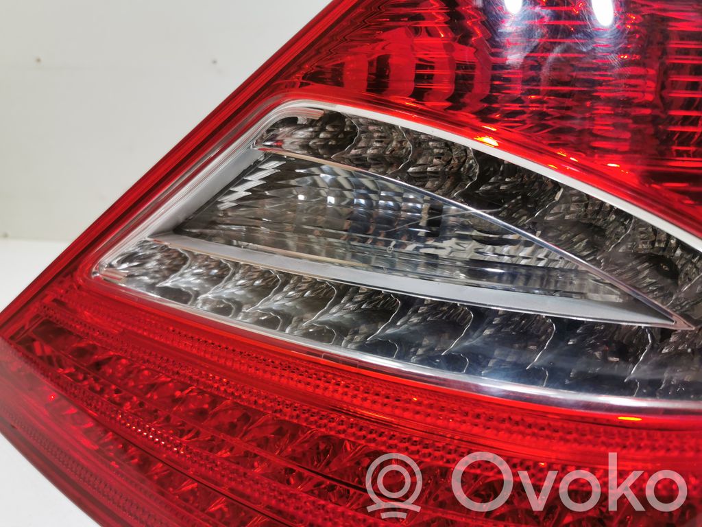 Aizmugurējais lukturis virsbūvē