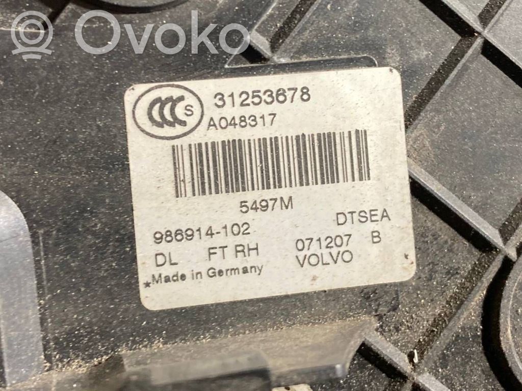 Priekšpusē slēdzene