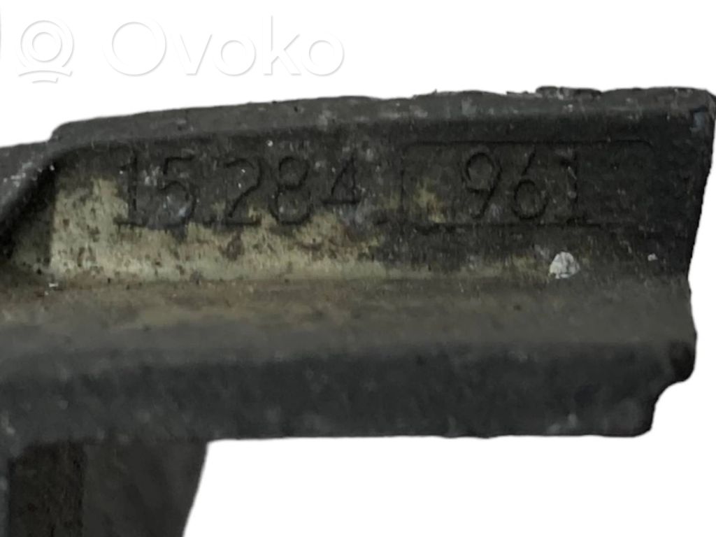 Priekšpusē durvju roktura vāciņš