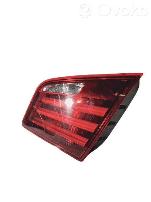 Aizmugurējais lukturis pārsegā