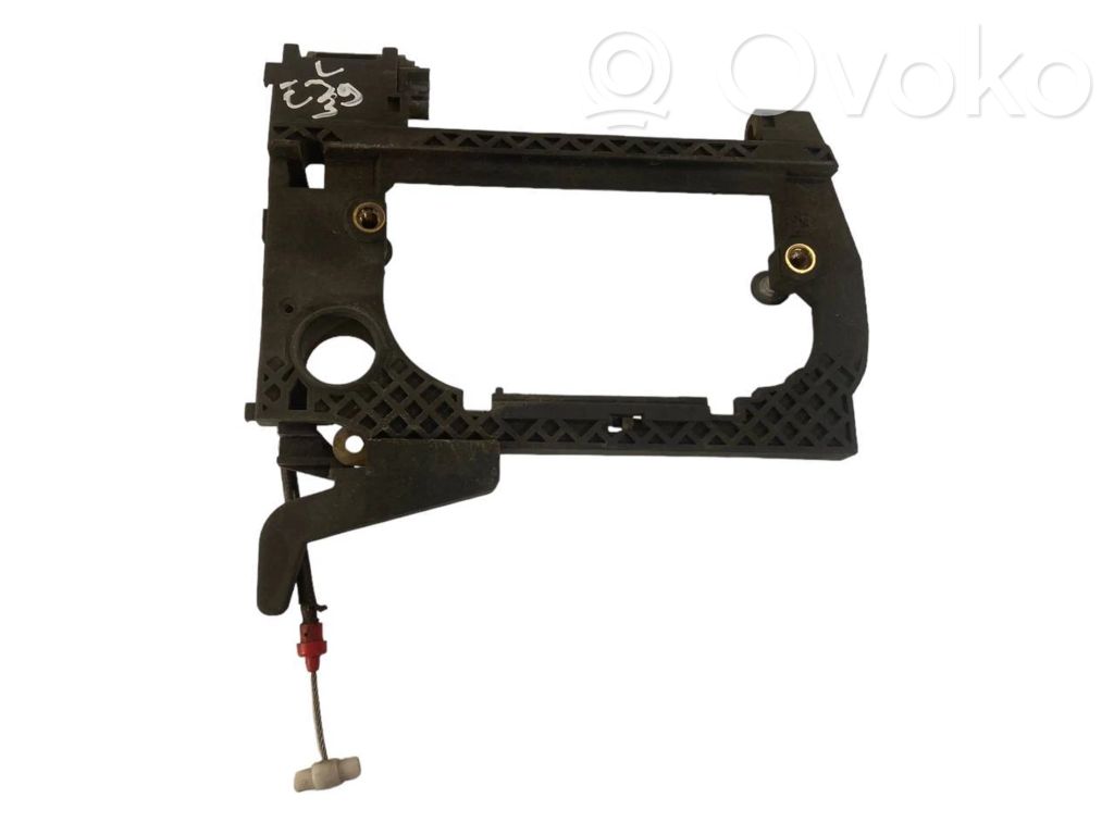 Priekšpusē turētājs / kronšteins ārējam atvēršanas rokturim