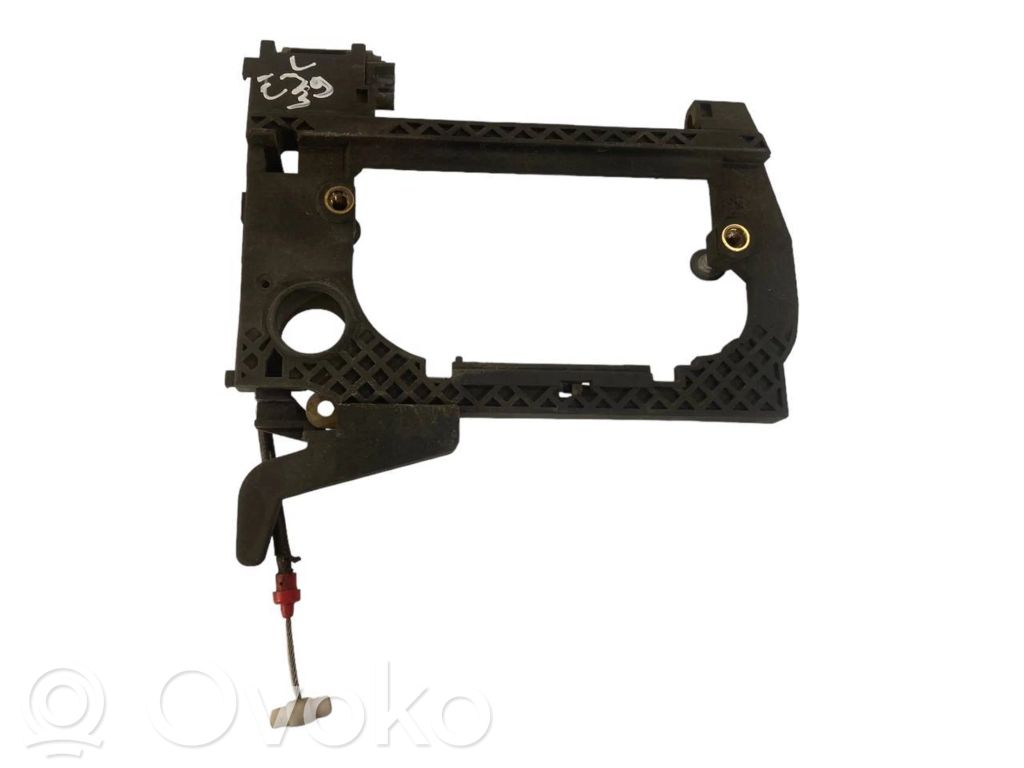 Priekšpusē turētājs / kronšteins ārējam atvēršanas rokturim