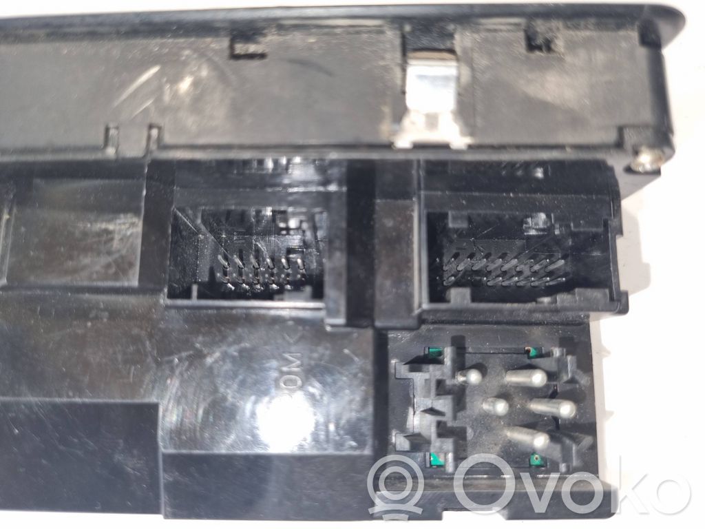 Window lift control switch(es)
