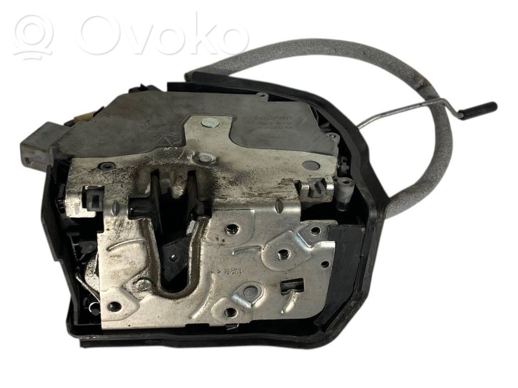 Priekšpusē slēdzene