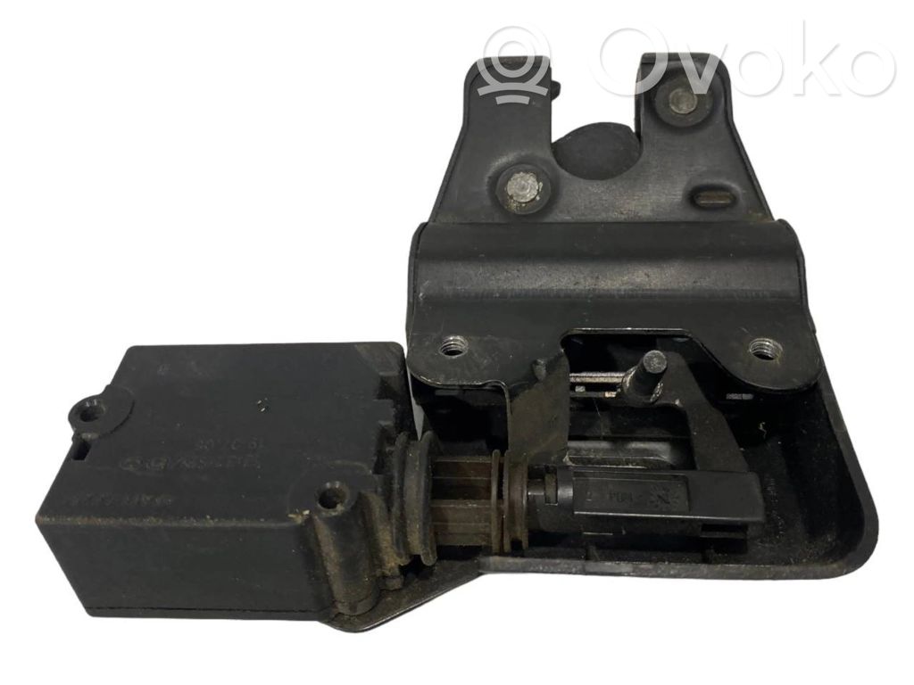 Aizmugurējā pārsega slēdzene