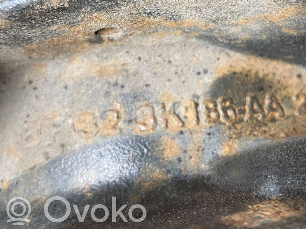 Priekšējā riteņa rumbas vārpstas šarnīrs (stupica, capfa)