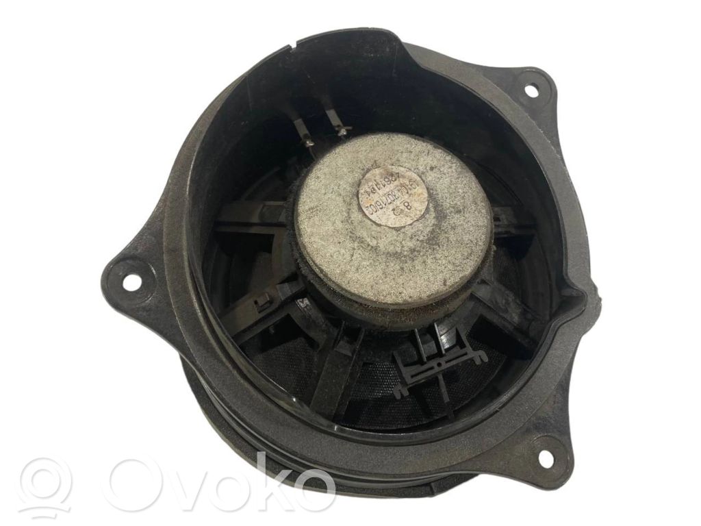 Speaker(s) in the rear door