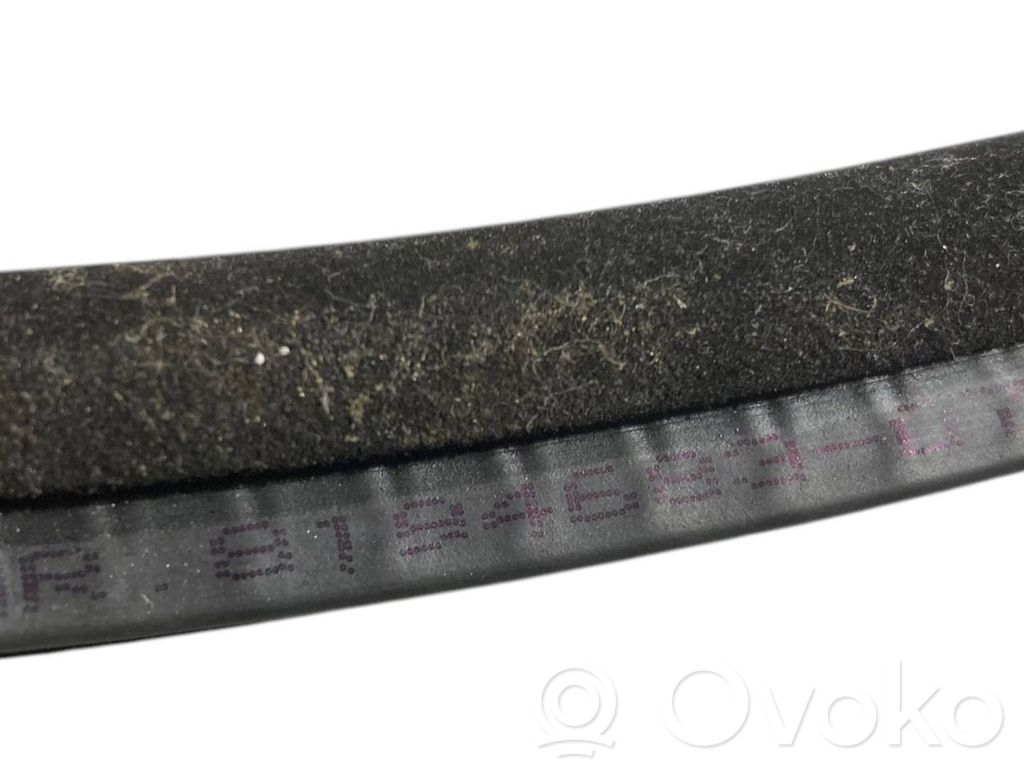 Задняя декоративная резинка (в кузове)