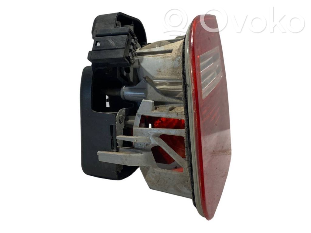 Aizmugurējais lukturis pārsegā