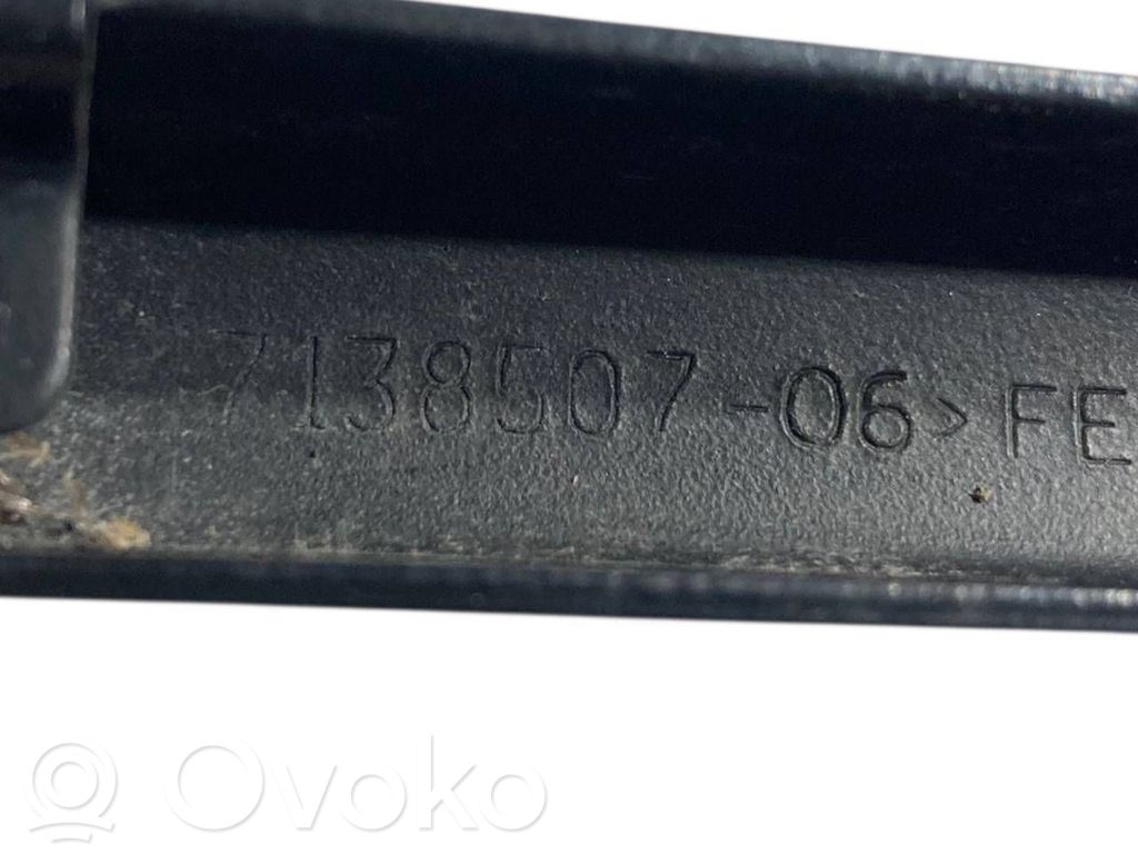 Aizmugurējā loga tīrītāja kājiņa