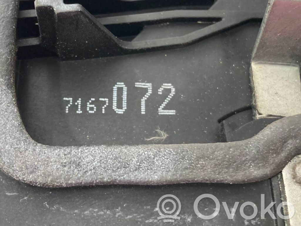 Priekšpusē slēdzene