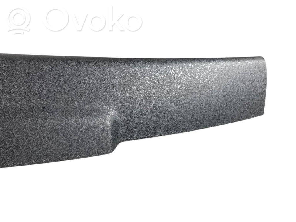 Augšējā dekoratīvā apdare (pie loga)