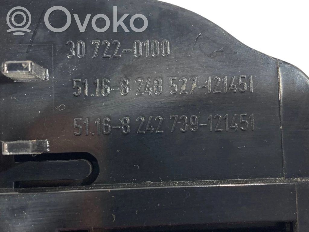 Pelnutrauks (aizmugurē)