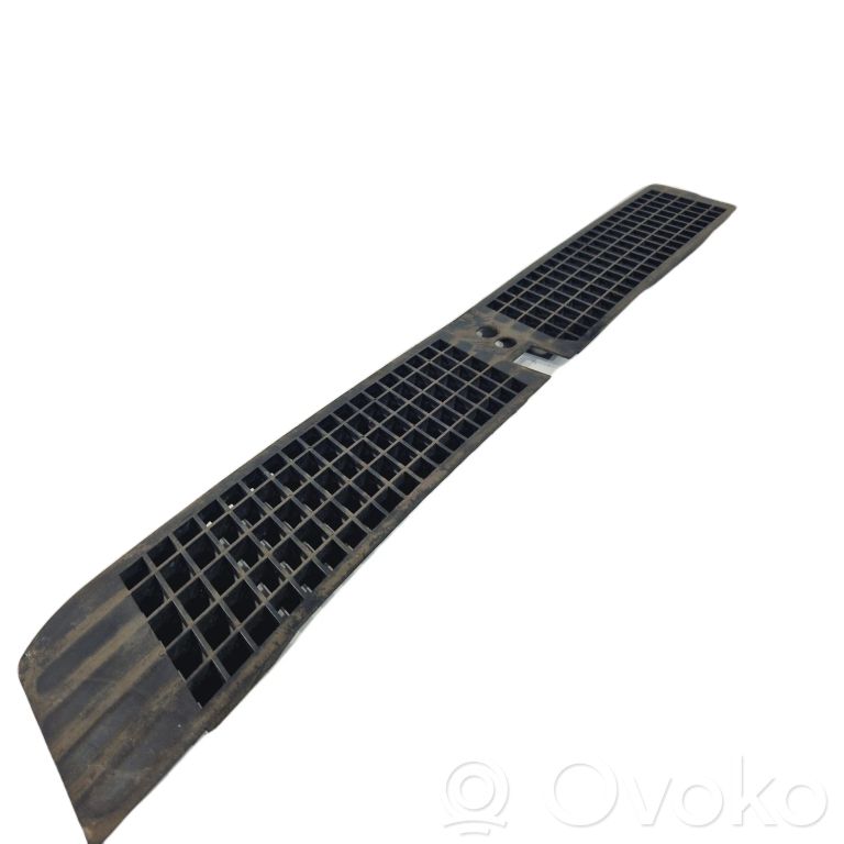 Bonnet decorative grille