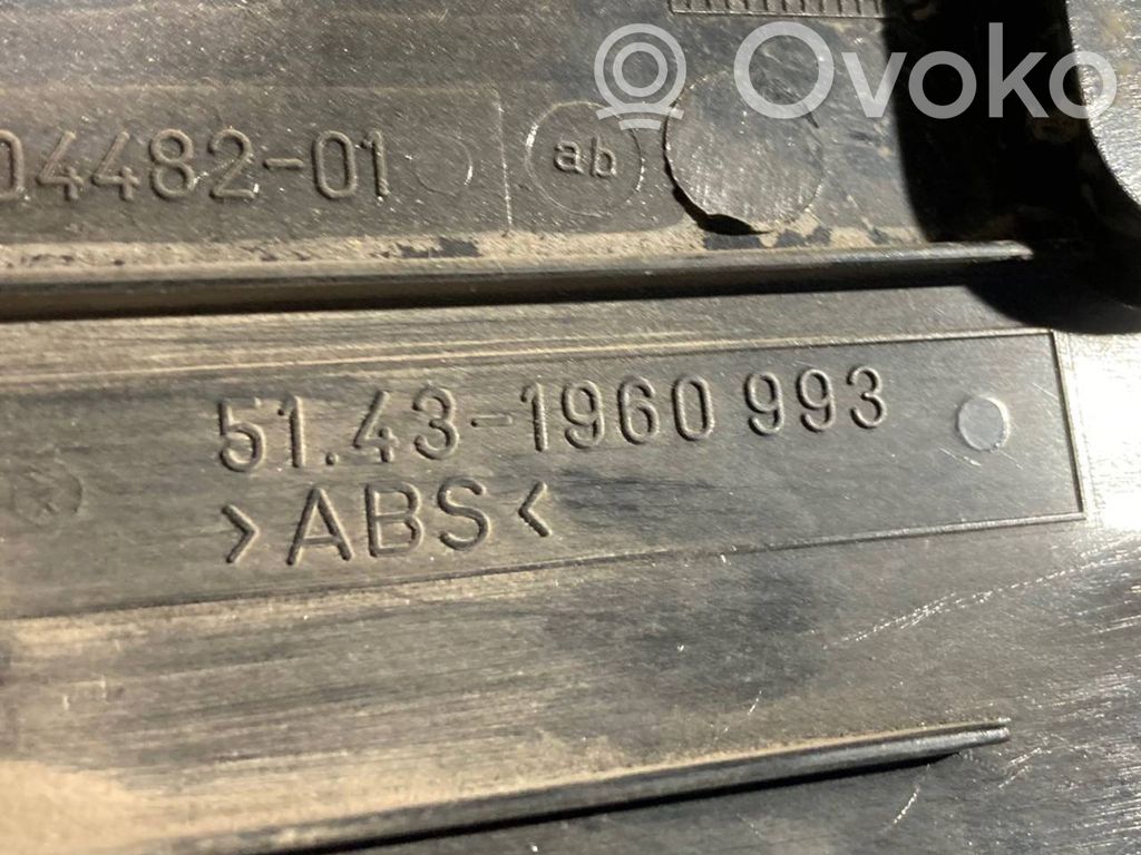 Kāju zonas sānu dekoratīvā apdare