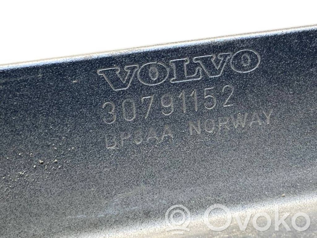 Priekšpusē bampera sija / balka