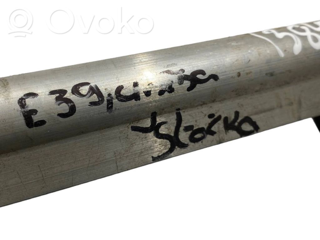 Aizmugurē logu aizkars