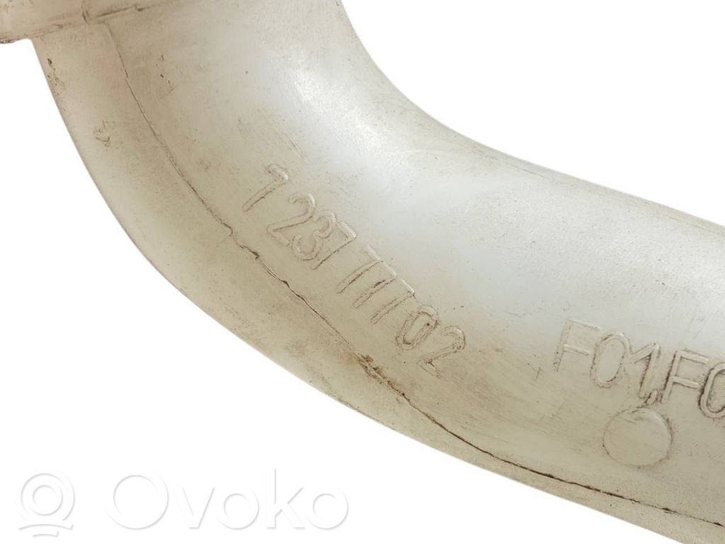 Window fluid reservoir filler pipe