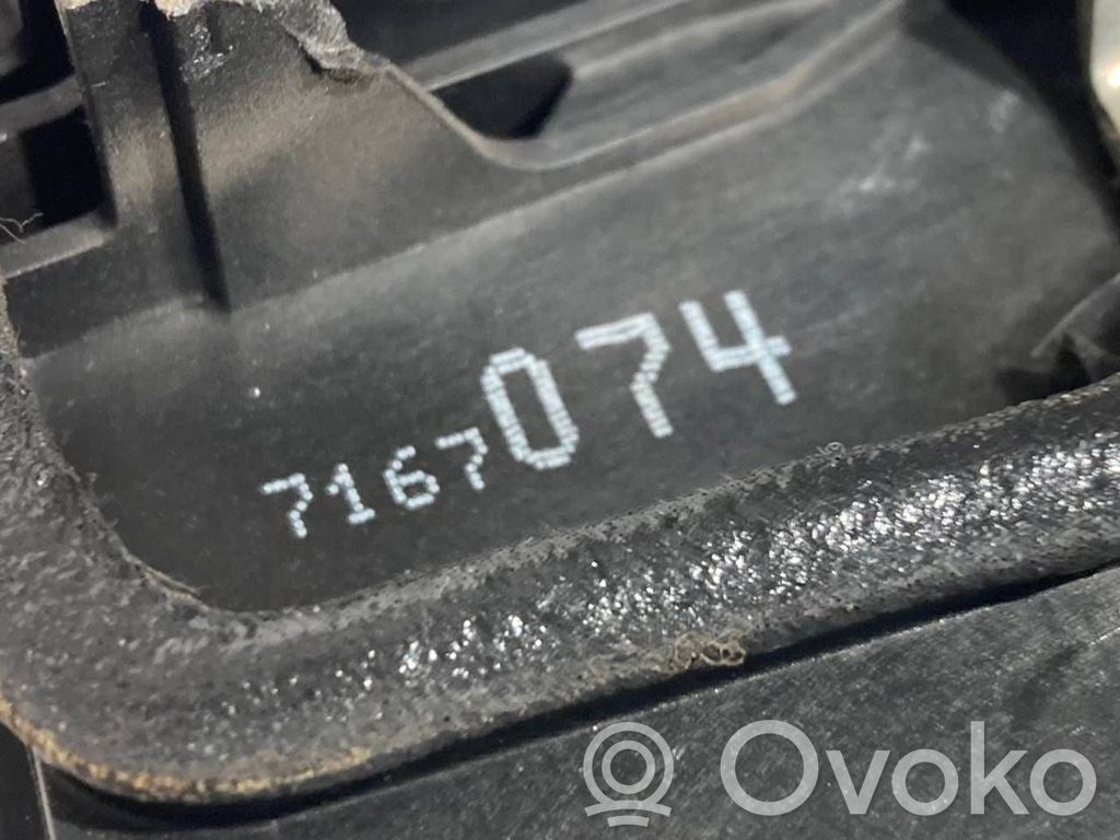 Priekšpusē slēdzene