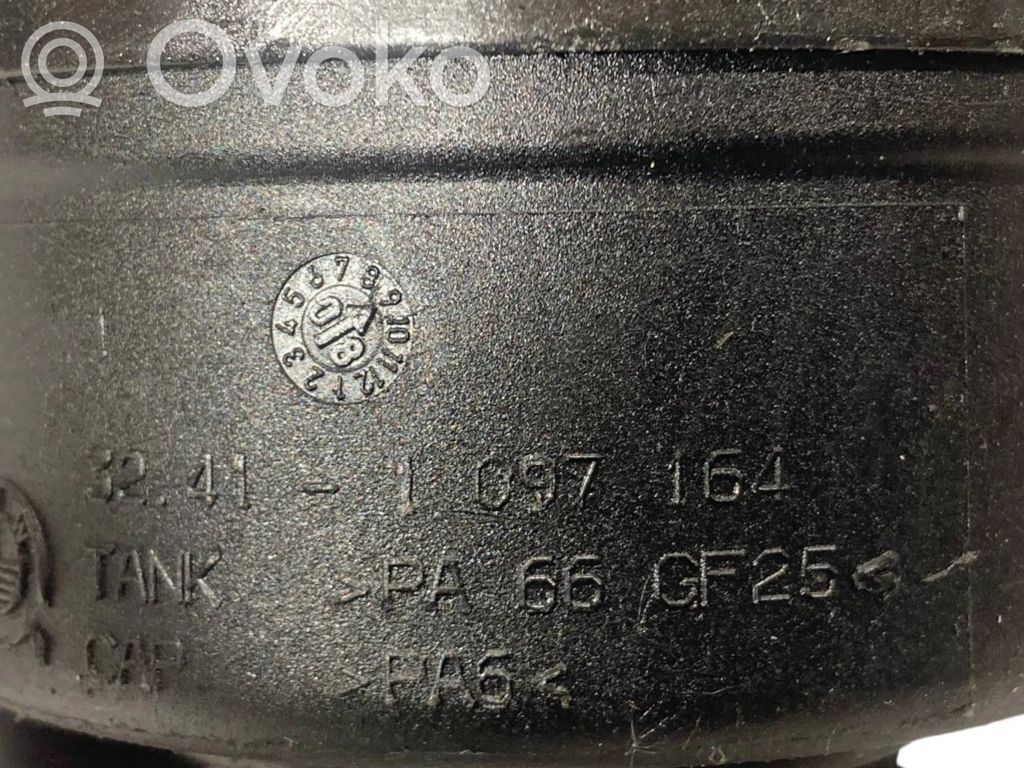 Stūres pastiprinātāja šķidruma tvertne