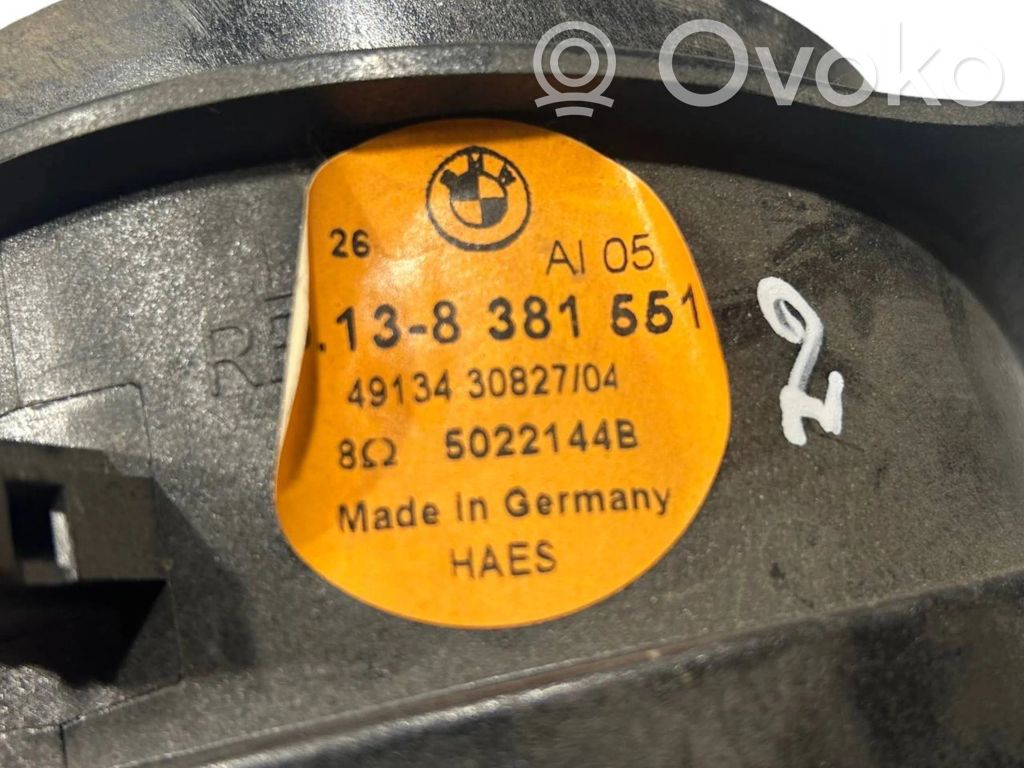 Skaļrunis (-i) priekšējās durvīs