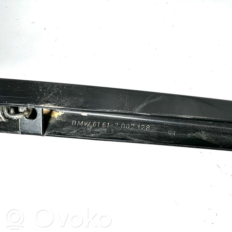 Priekšējā loga tīrītāja kājiņa