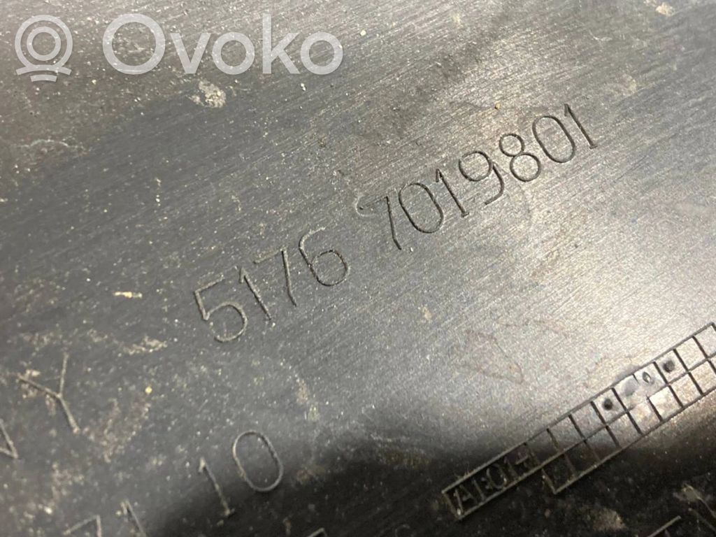 Dzinēja pārsega slēdzenes dekoratīvā apdare