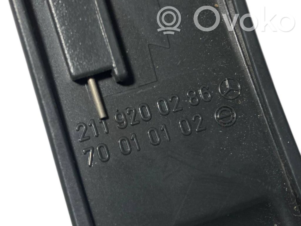 Aizmugurējā sēdekļa sliedīte (-es)