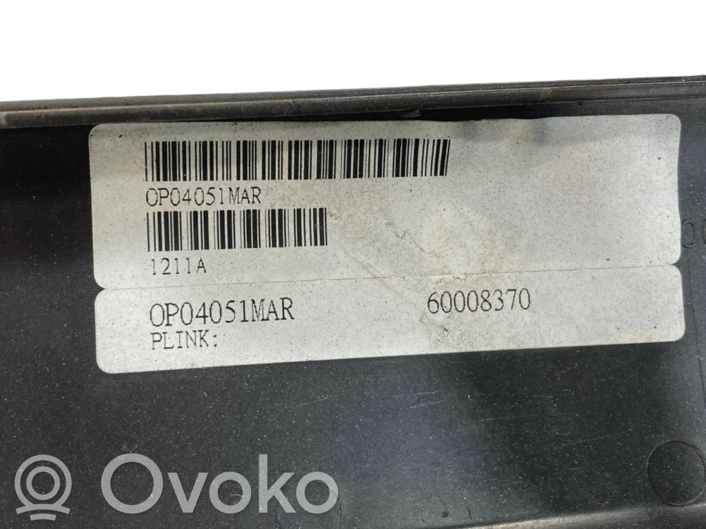 Priekšpusē dekoratīva bampera uzlikas