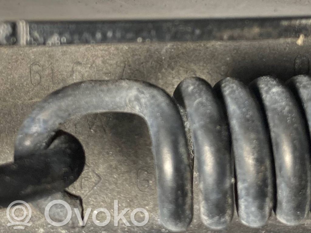 Priekšējā loga tīrītāja kājiņa