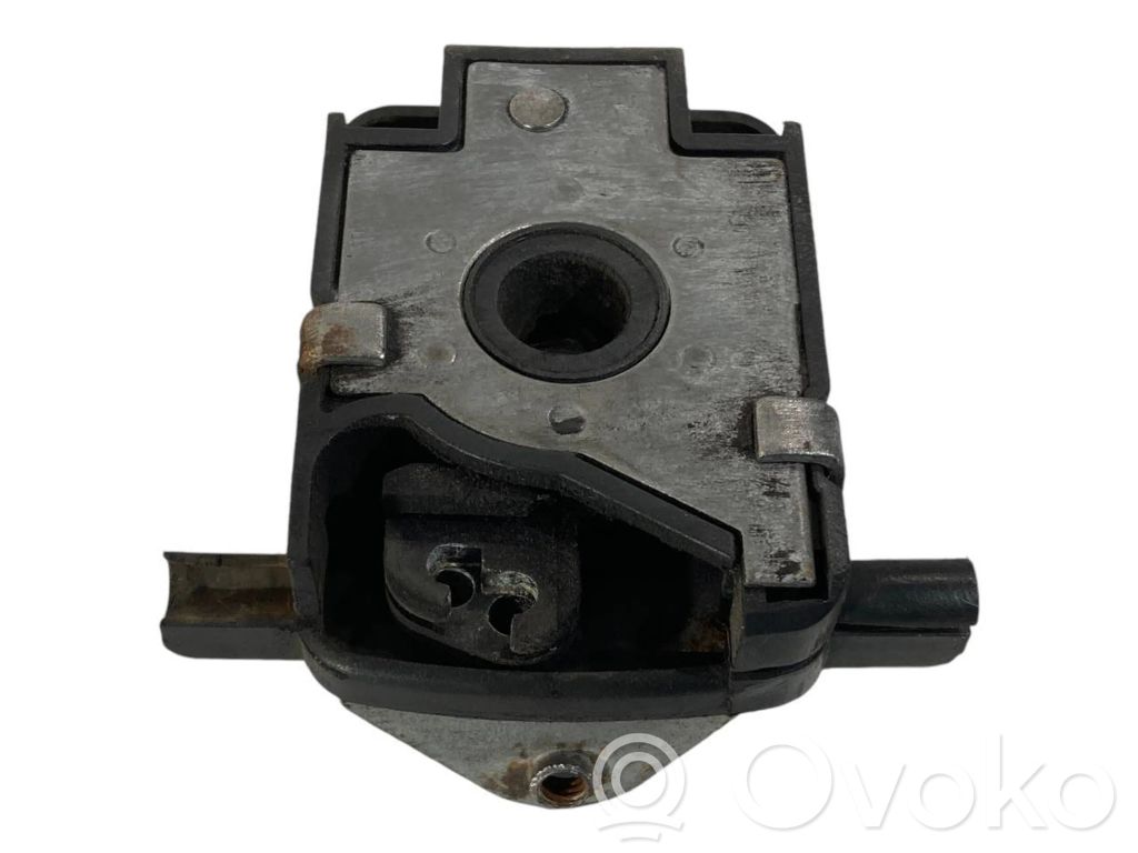 Dzinēja pārsega slēdzene