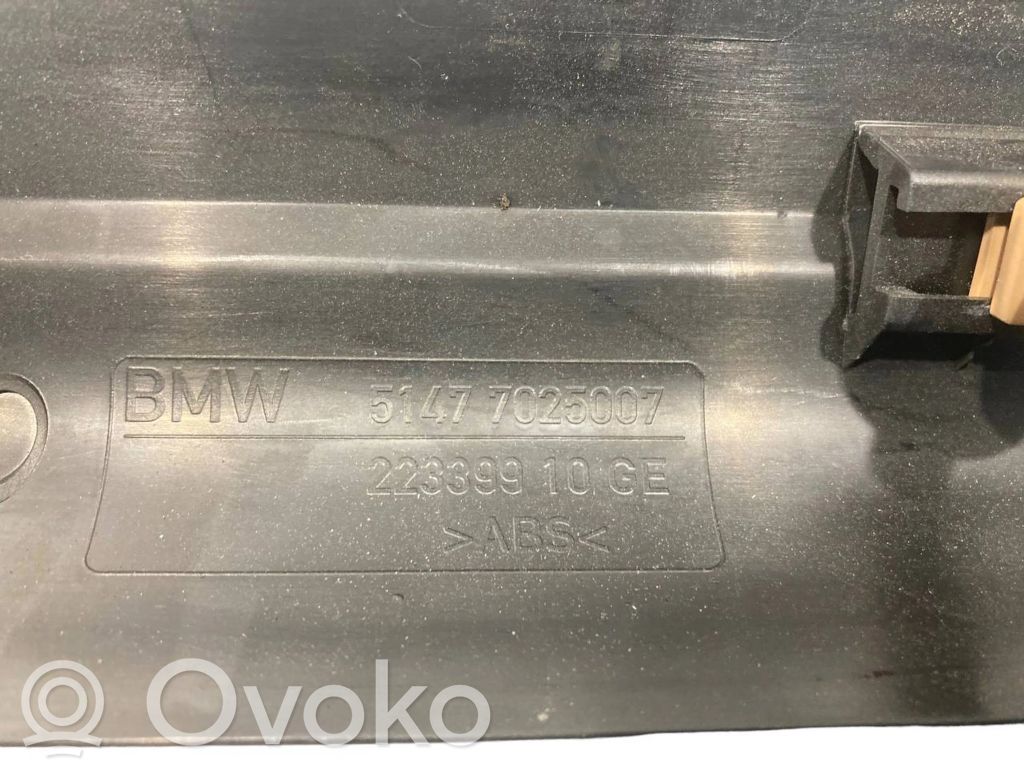 Priekšējā sliekšņa dekoratīvā apdare (iekšējā)