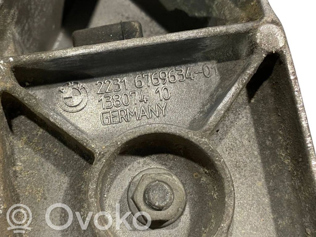 Transmission mounting bracket