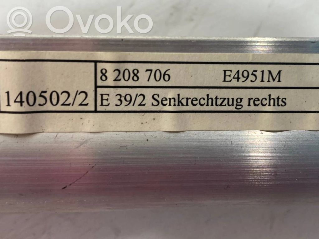 Aizmugurē logu aizkars